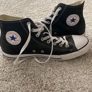 Converse all-star high tops Mens 9 1/2 shoes. Never worn in amazing condition